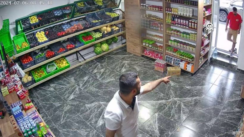 Emekçinin yabancılaşması! Çamurlu ayakkabılarını çıkarıp markete girdi - Fotoğraf: 3
